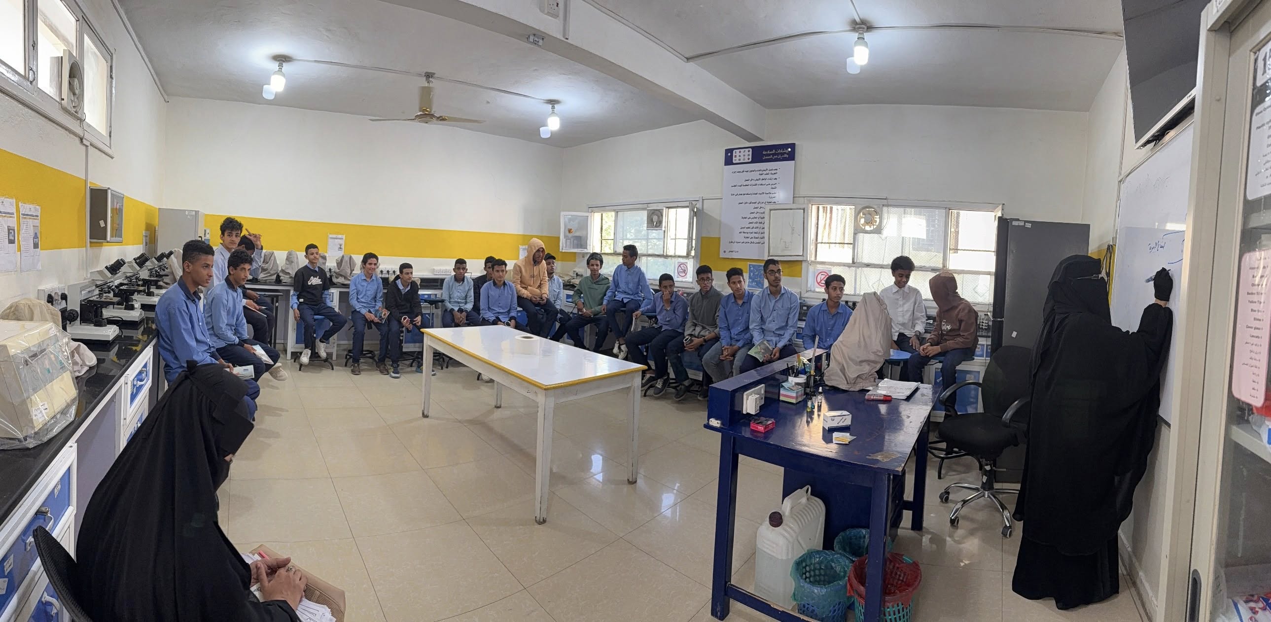 جامعة الجند تستقبل طلاب مدرسة دار القرآن في زيارة ميدانية لتعزيز التعليم التطبيقي