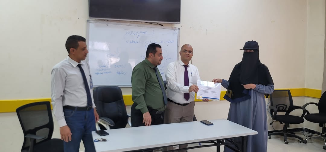 تكريم موظفة خدمات أعادت مفقودات ثمينة خلال العمل