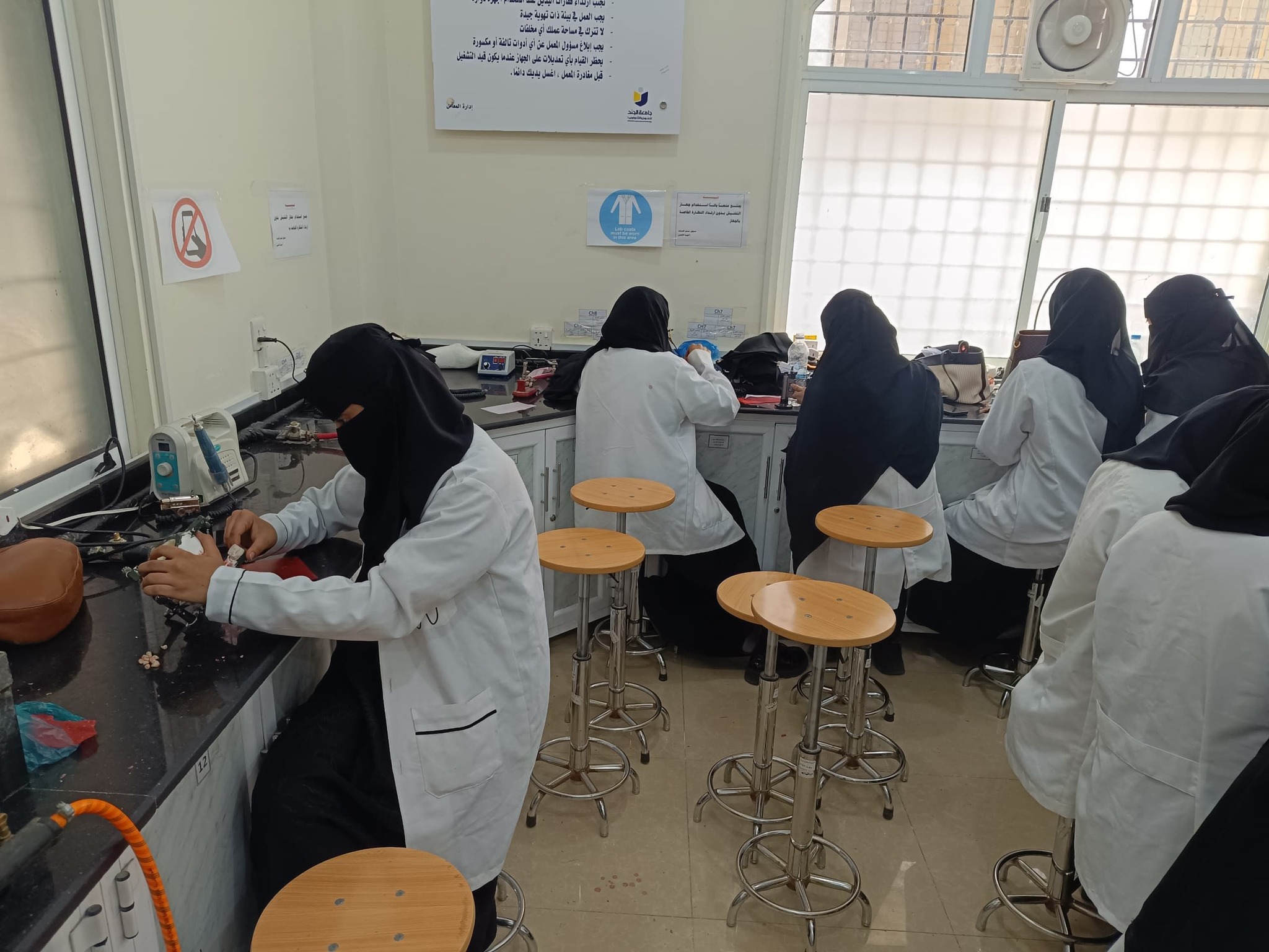 التدريب العملي وصياغة مهارات الطلبة في معامل صناعة الأسنان بالجامعة