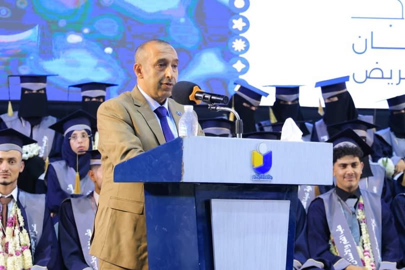 رئيس الجامعة يدشّن احتفالات تخرج الدفعة الخامسة "صُنّاع المستقبل" ويؤكد أن المستقبل يُصنع بالعلم والإبداع